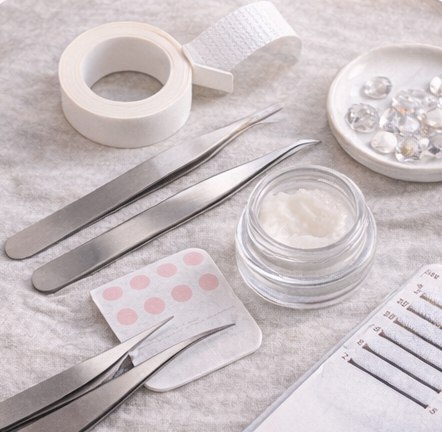 Akcesoria do stylizacji rzęs – porządek na biurku stylistki