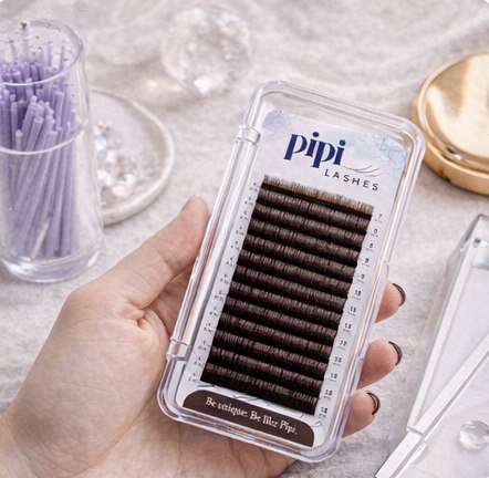 Detale beauty na stanowisku stylistki rzęs